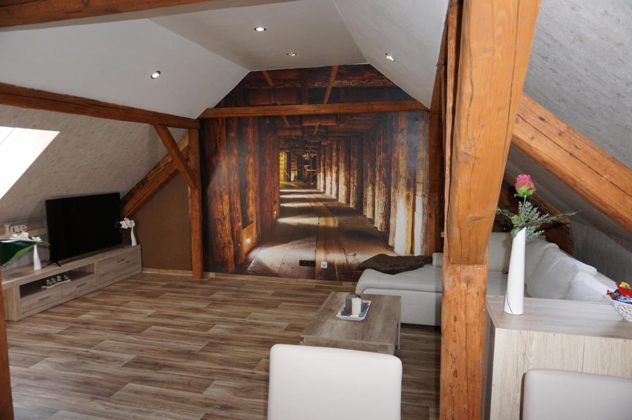 Aussergewoehnliche Dachgeschosswohnung เคอนิกสลูทเทอร์ อัม เอล์ม ภายนอก รูปภาพ
