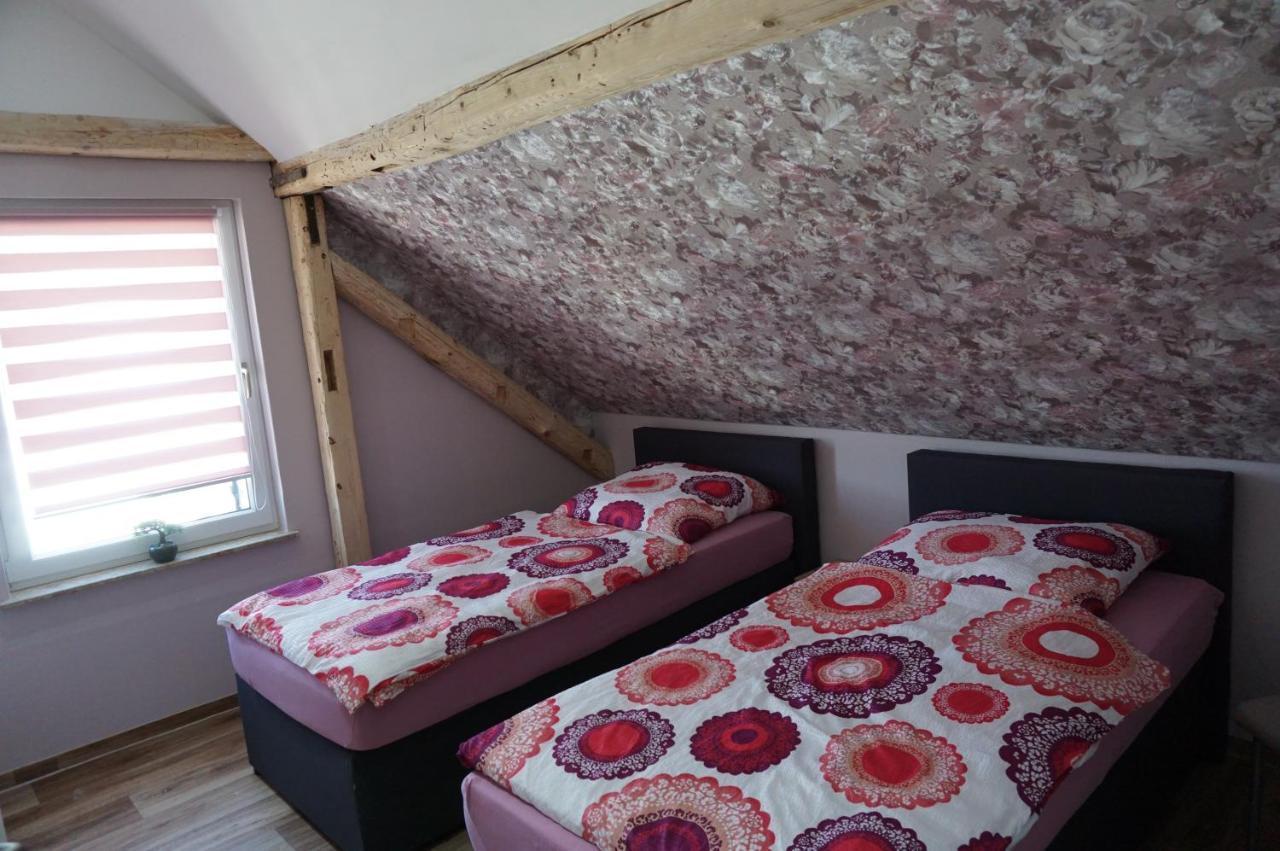 Aussergewoehnliche Dachgeschosswohnung เคอนิกสลูทเทอร์ อัม เอล์ม ภายนอก รูปภาพ